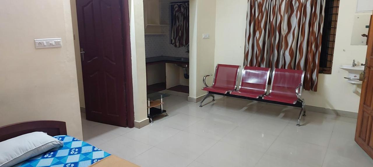 Guruvayur Adithya Exterior photo